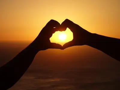 a silhouette of two hands making a heart shaped at Apartment Palma Madeira wandern und tauchen in Caniço