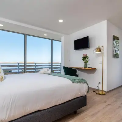 Bella Vista (Heated Pool & Private Parking)