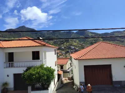 a view of two houses with mountains in the background at casa na Torre in Machico