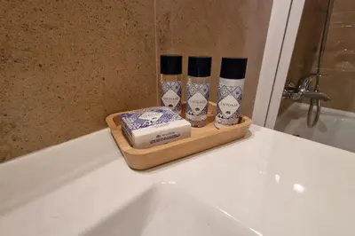 a set of four toothbrushes sitting on top of a bath tub at Deluxe 3 bedroom townhouse - Quinta da Atalaia in Lagos