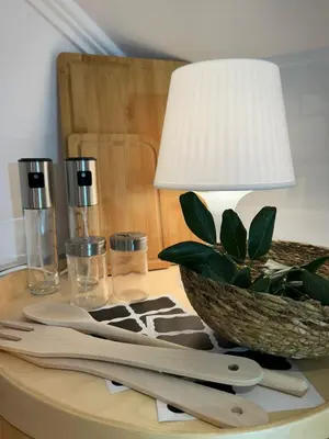 a table with a lamp and a plant on it at Refúgio do Seixal in Seixal