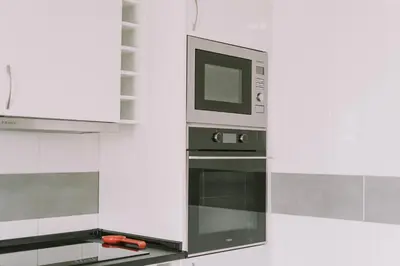 a microwave oven sitting on top of a kitchen counter at Casa Analino in Feiteiras