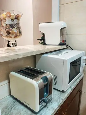 a microwave and a toaster on a counter at Casa Amar- Vista panorâmica in Luz
