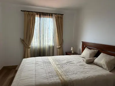 a bedroom with a large bed with a window at House Lourdes & Manuel in Machico