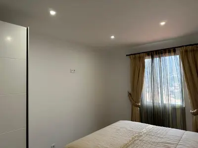 a bedroom with a bed and a window at House Lourdes & Manuel in Machico