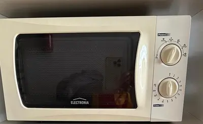a white microwave oven sitting on top of a counter at Apartamento do Mar e Lua in Funchal