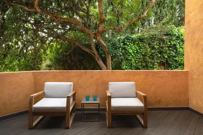 a garden with two large vases and flowers at Casa Pôr do Sal in Luz