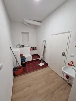 a room with a bathroom with a sink and a toilet at Apartamento renovado e luminoso a poucos minutos do centro in Funchal