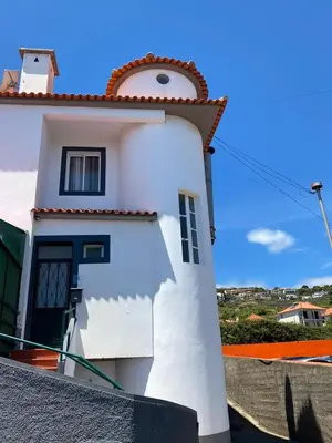 a white house with a red roof at Casa a Torre in Santa Cruz