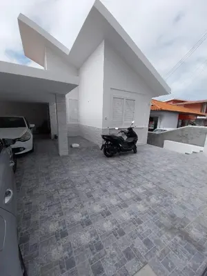 a motorcycle parked in front of a house at Villa Supranee Relaxation in Câmara de Lobos