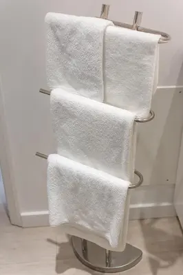 four white towels on a towel rack in a bathroom at gate15 in Machico