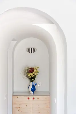 a room with a blue vase on a dresser at Casa Primeira in Vila do Bispo