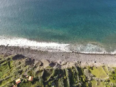 an overhead view of a beach with the ocean at Quinta das Hortênsias in Arco de São Jorge