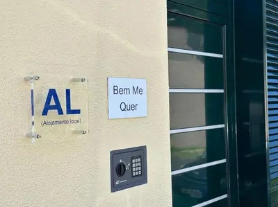 a sign on a building that says beam me order at Bem Me Quer in Caniço