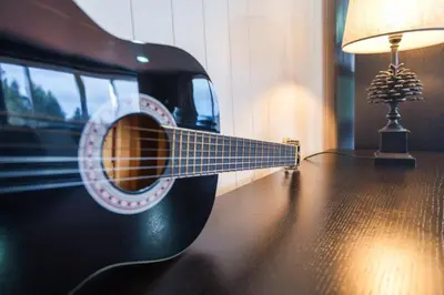a close up of a guitar on a table with a lamp at GuestReady - Quinta das Estrelas in Campanário