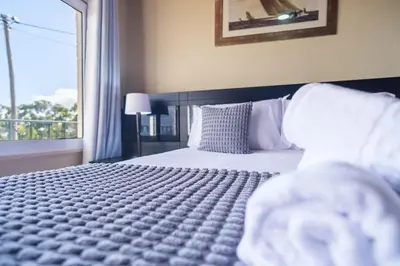 a bedroom with a large bed with a window at GuestReady - Quinta das Estrelas in Campanário