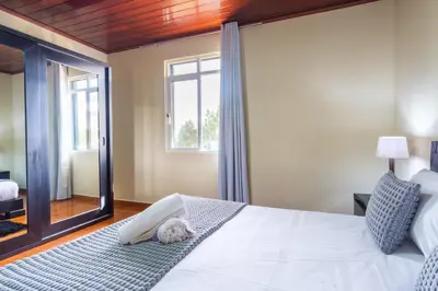 a bedroom with a large white bed and a window at GuestReady - Quinta das Estrelas in Campanário