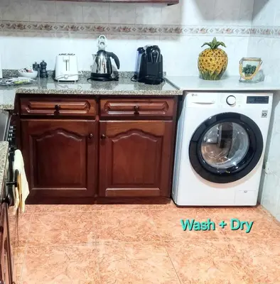 a kitchen with a washer and a washing machine at GuestReady - Quinta das Estrelas in Campanário