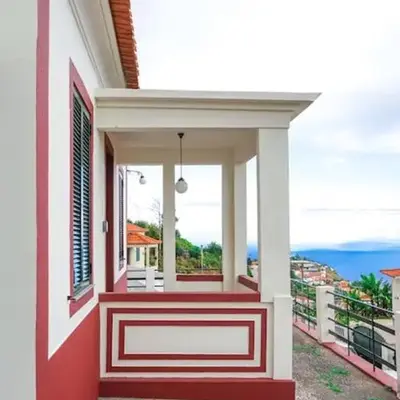 Renovated Traditional House w 3BR & Outdoor Space