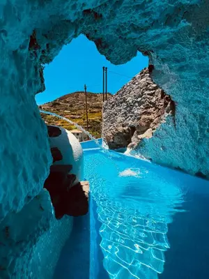 a pool of blue water in a cave at Villas Calhau da Lapa 10 in Campanário