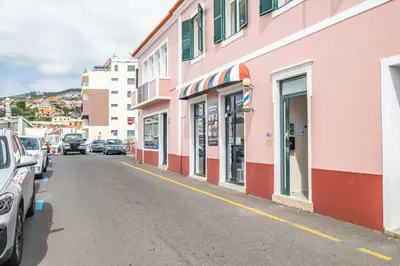 a street with cars parked on the side of a building at A ver o mar rooms - Santa Cruz city center in Santa Cruz