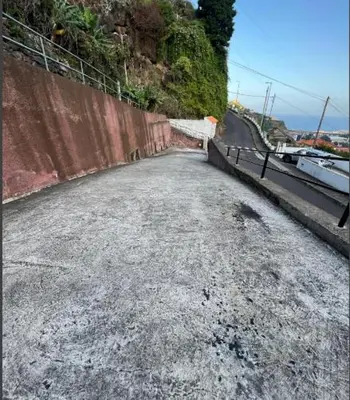 a road that is next to a wall at Ribeira Roots Residence in Santa Cruz
