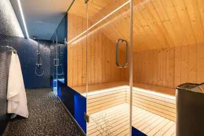a sauna with a glass shower in a bathroom at Refúgio na Escarpa Luxury Villa in Quinta Grande