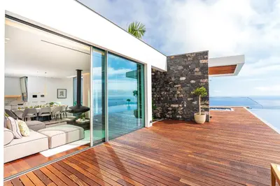 an open living room with a view of the ocean at Refúgio na Escarpa Luxury Villa in Quinta Grande