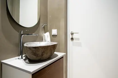 a bathroom with a bowl sink and a mirror at Refúgio na Escarpa Luxury Villa in Quinta Grande