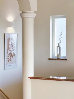 a room with a column and a window with a vase at Vila Agora Luz in Luz