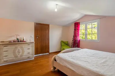 a bedroom with a bed and a window at Linda Paisagem in Calheta