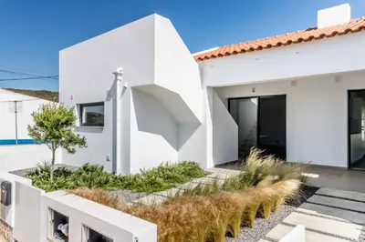 a white house with a slope at Casa Amado in Carrapateira