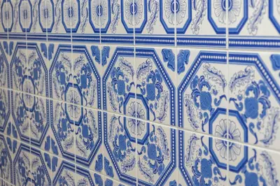 a blue and white tile pattern on a wall at Apartamentos Jorge Águas - 2Bedroom in the town of Burgau - Sea view in Burgau