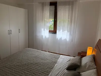 a bedroom with a bed and a window at Casa da Bisa in Sagres