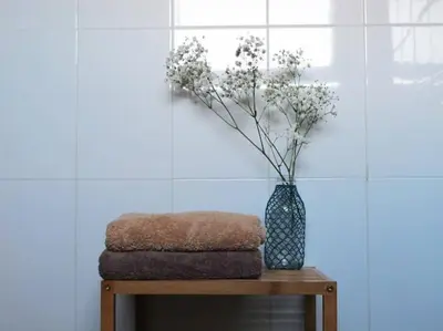 a vase of flowers sitting on a table with towels at Casa do Bisbis in Lanceiros