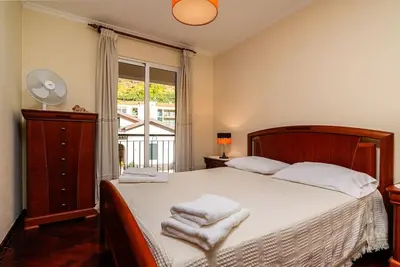 a bedroom with a bed with towels on it at Vila do Conde Nº1 in Ribeira Brava