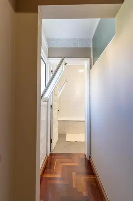 a hallway with a stairway leading to a bathroom at Só Espeto Accommodation Rooms in Santa Cruz