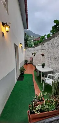 a small town with houses and the ocean at Cozy Studio - Chalé Seixal in Seixal