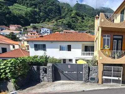 a town on a hill next to the ocean at Cozy Studio - Chalé Seixal in Seixal