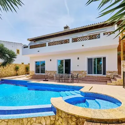 Lovely hugh villa close to beaches up to 10 sleeps
