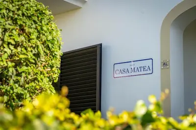 a sign that reads class market on a wall next to a window at Casa Matea in Figueira