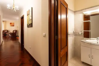 a bathroom with a sink and a mirror at Vila do Conde Nº3 in Ribeira Brava
