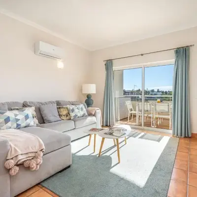 Host Wise - Bright & Stylish Lagos Flat with Pool