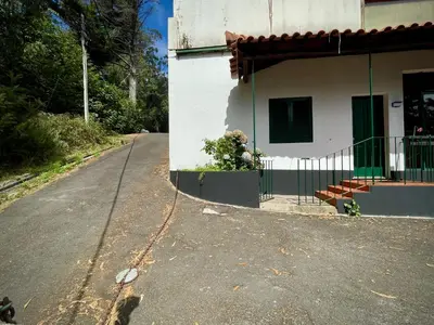 a house on the side of a road at Habitación santo antonio in Estrela