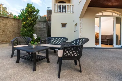 three chairs and a table on a patio at Casa Estrela Dos Reis in Estreito da Calheta