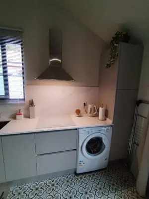 a kitchen with a washing machine in a kitchen at Favinha Rooftop in Machico