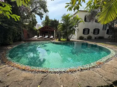 a swimming pool in the middle of a yard at Quinta Dias in Funchal
