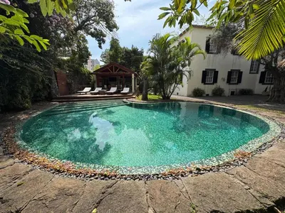 a swimming pool in the middle of a yard at Quinta Dias in Funchal