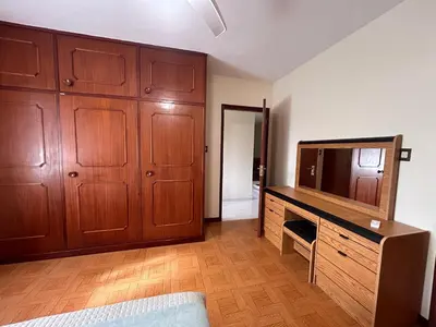 a room with a tv and a desk with a television at A Casa da Minha Mãe in Paul do Mar