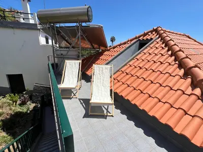 two chairs sitting on top of a roof at Casa Nova - Maison avec garage, terrasse & Balcon in Ponta do Sol
